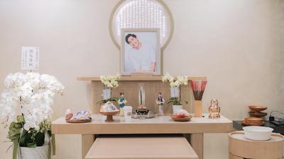 王凱靈堂現場曝光!黑色郵筒藏無限思念 70歲母連3天缺席原因超催淚