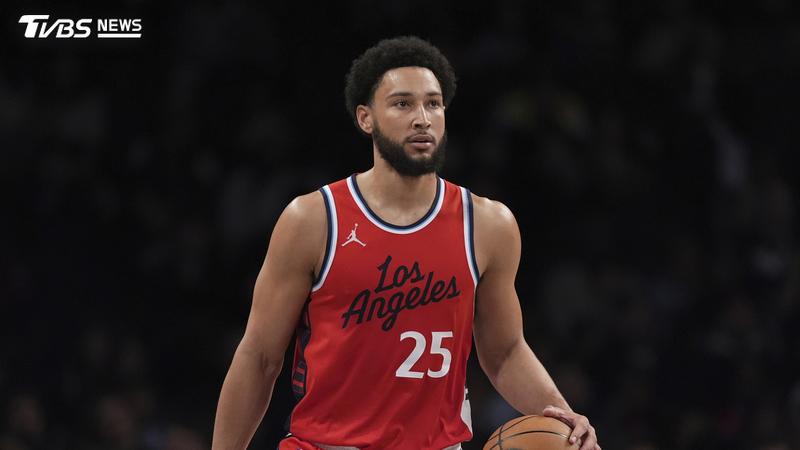 NBA/西蒙斯想回76人了?社群突曬詹姆斯球鞋引聯想