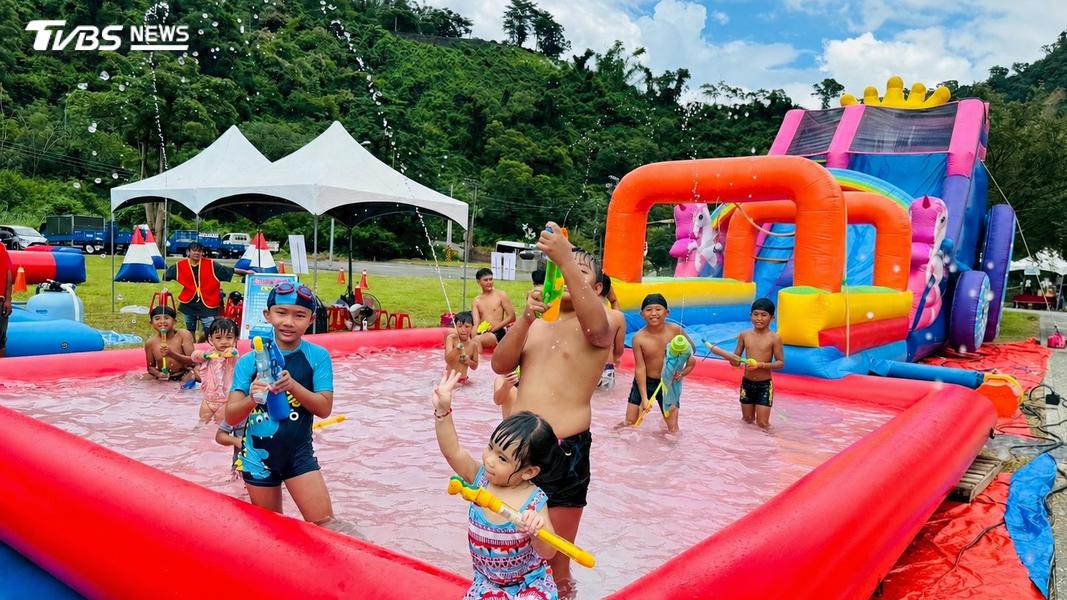 茂林情人谷溫泉園區推出暑期限定夏令營,集結氣墊樂園及戶外戲水池,父親節不妨考慮到山區走走,泡湯放鬆身心靈(圖/TVBS)