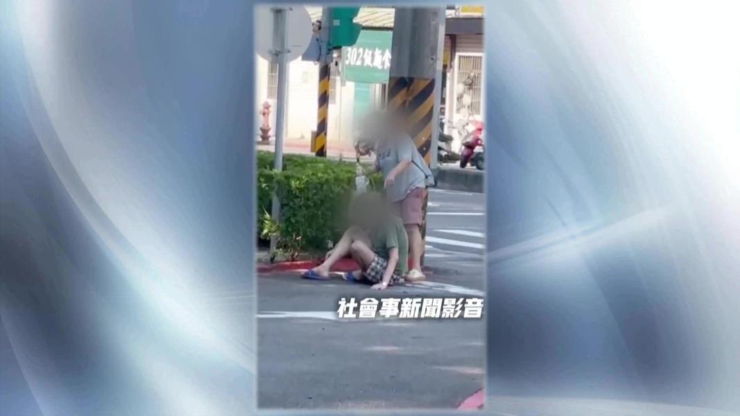病弟癱坐不肯走被姊毆。(圖/社會事新聞影音)
