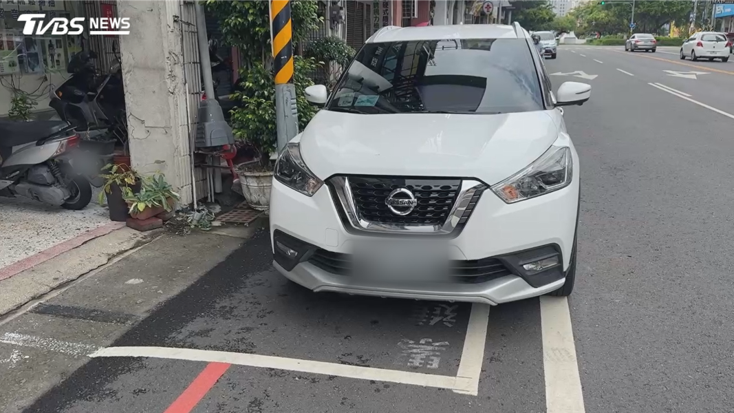 車格內竟有燈柱 台南駕駛停車超崩潰