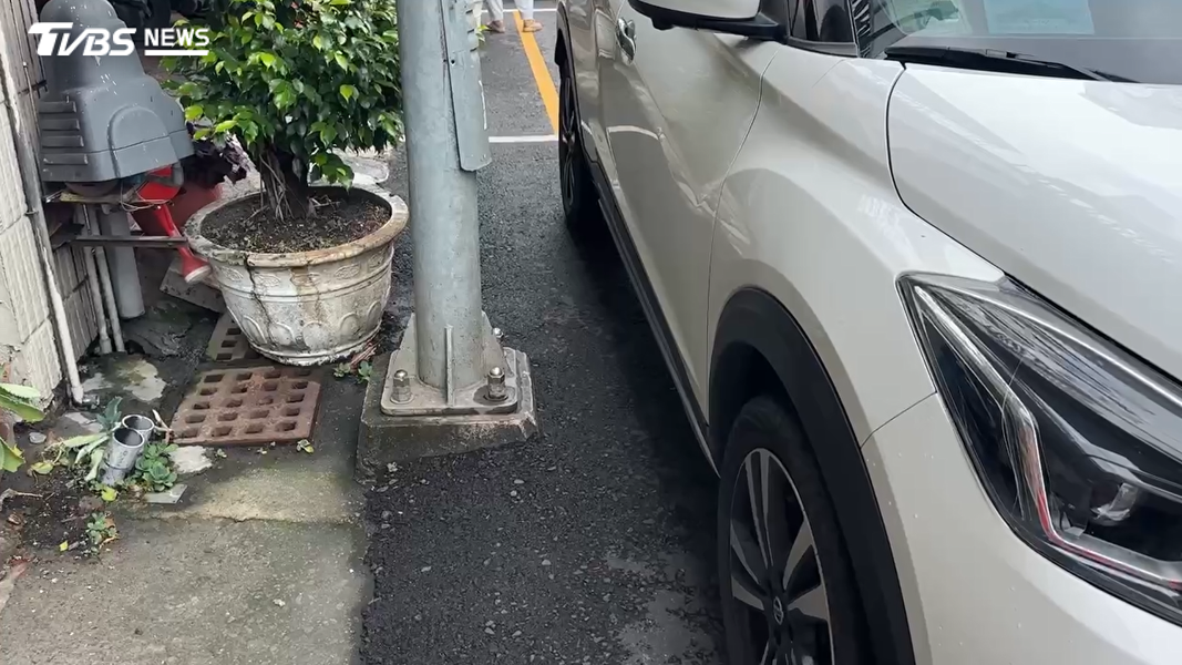 烏龍車格就發生在台南北門路一段上,是台南市中心早期開發道路,受到燈柱影響,不符合車格長5米、寬2米的法規限制(圖/TVBS)