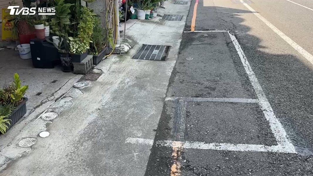 台南車格過小問題,中西區開山路上,看到地面有塗抹痕跡,車格長度已經被加長,但寬度還是有點窄(圖/TVBS)