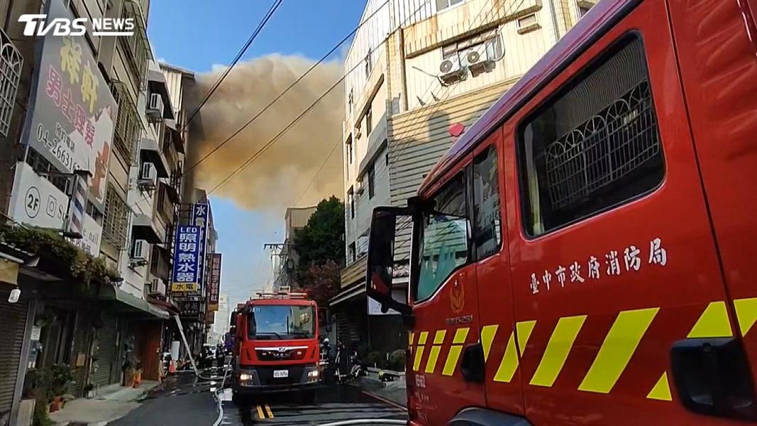 沙鹿水電行清晨竄火!妻困3樓獲救 起火點疑「充電器材」(圖/TVBS)