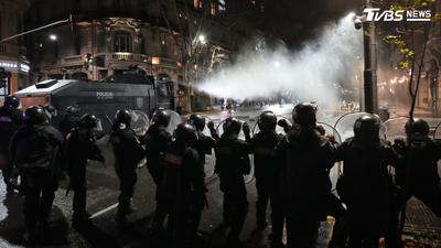 阿根廷國會外爆激烈衝突!數千人示威「石塊砸警」 催淚瓦斯鎮壓