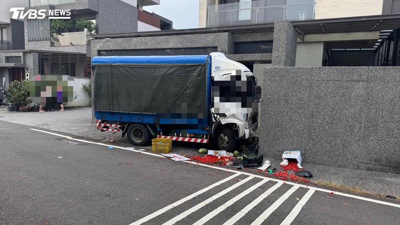 剛從市場載滿水果!佳冬小貨車逆向撞民宅 司機受困送醫亡