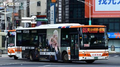公車司機為何愛搶快?碩士生親上路2個月 揭制度內幕