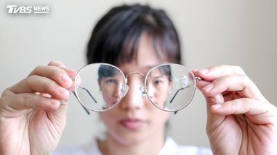 瞇眼別急著配眼鏡!醫揭「假性近視」真相 做錯1事恐弄假成真