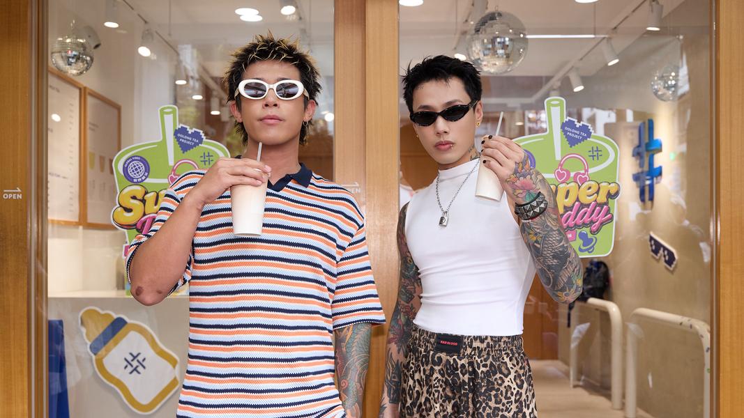 健志(左)、Marz23擔任手搖飲門市一日店長。(圖/混血兒娛樂提供)