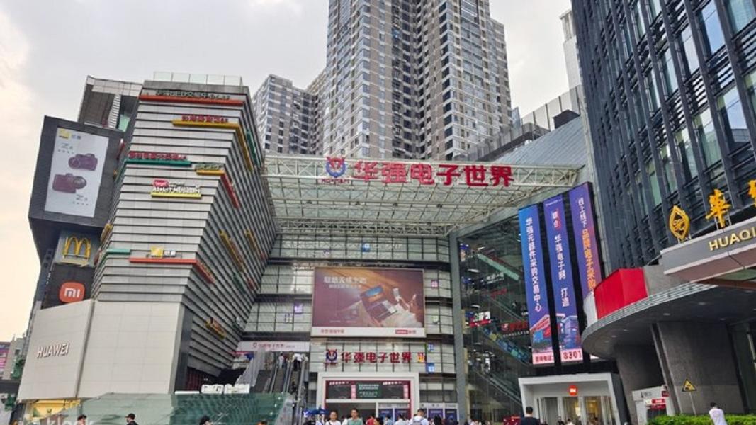 歐盟今年7月放寬部分電子產品電池設計規範後,大陸深圳華強北電子商圈迎來外銷熱潮,智慧眼鏡、AI穿戴裝置等產品需求快速升溫(圖/TVBS)