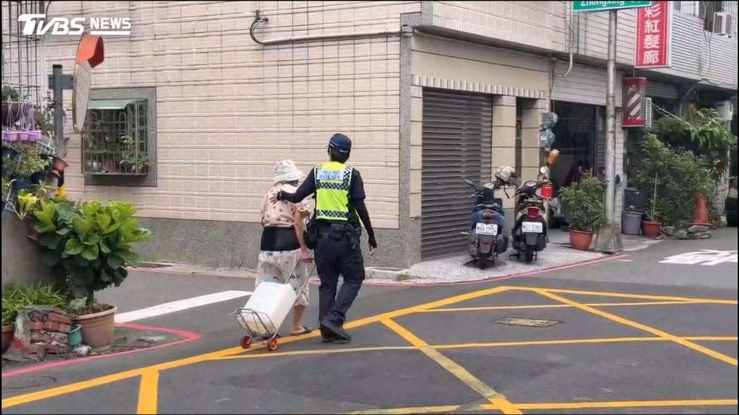 阿伯不甩演習闖管制區與警爆口角 「這舉動」秒被攔(圖/TVBS)