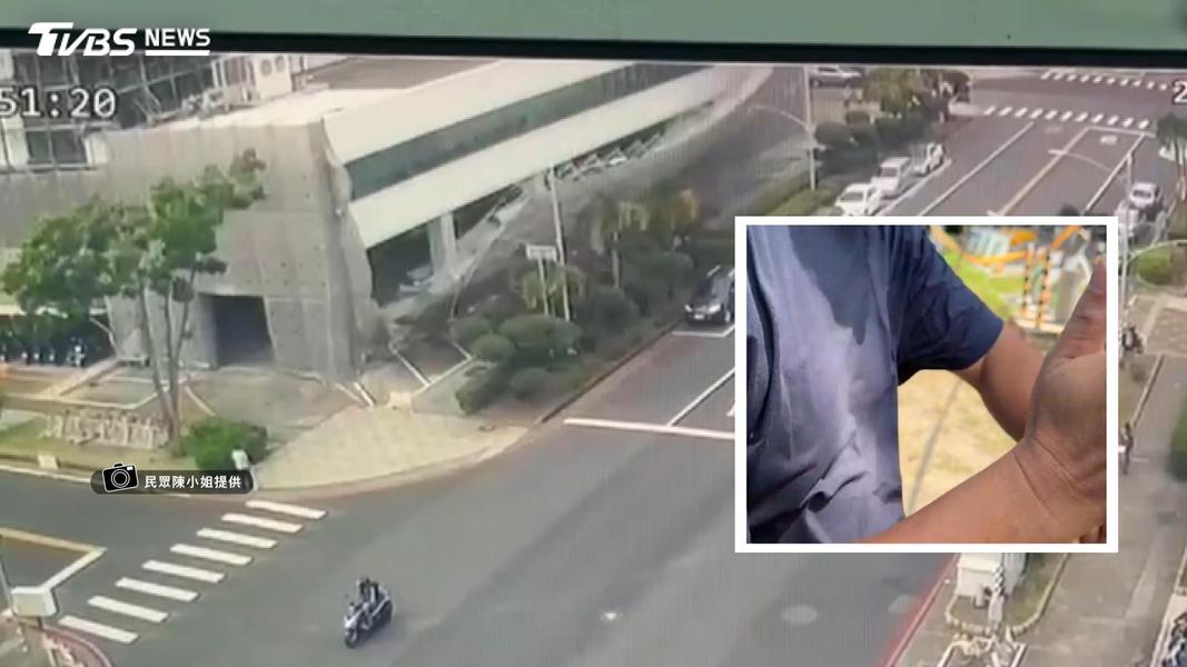 颱風外圍環流發威!高雄廠房鷹架「瞬間倒塌」 騎士驚險逃一劫(圖/TVBS)
