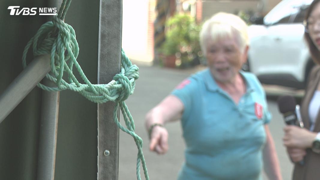 82歲的住戶表示,她並未毀壞或撕破旗幟,不解為何會因此被告。(圖/TVBS)