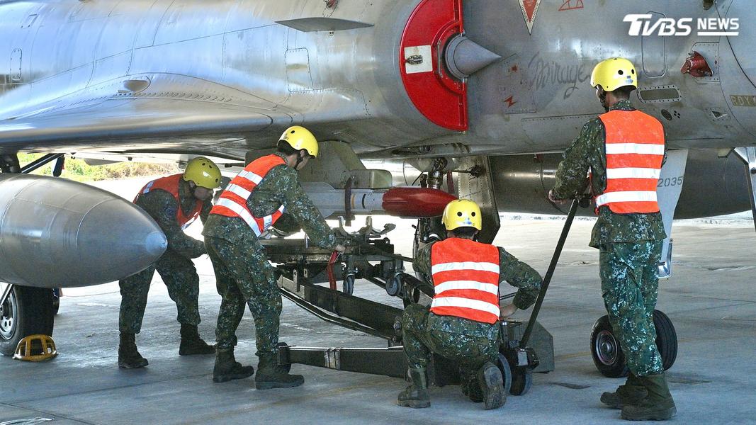 漢光演習第三天,軍方在新竹基地進行幻象-2000戰機「潛力裝掛」科目演練。(圖/胡瑞麒攝)