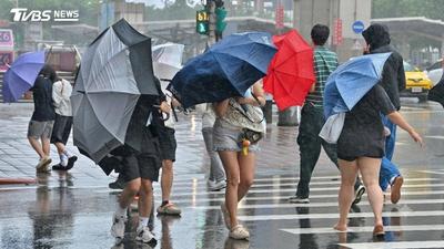 明天天氣/白海豚逼近家門!「豪雨熱區」曝光 東部高溫36度