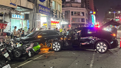 高雄光華夜市轎車暴衝!釀12車事故、3人受傷 周邊600戶大停電
