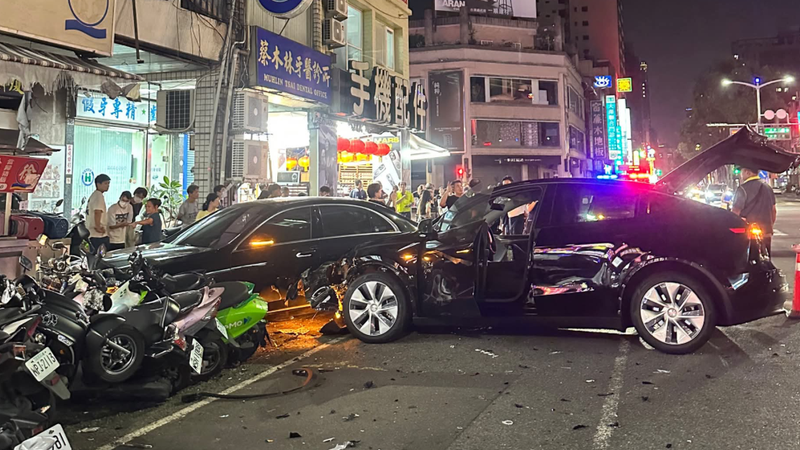 高雄光華夜市轎車暴衝!釀12車事故、3人受傷 周邊600戶大停電
