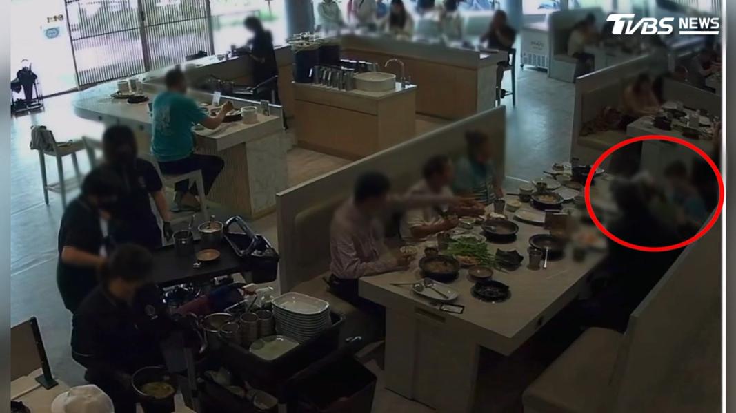 59歲女子吃火鍋魚丸,突然堵住食道,還好有新北消防局的休假消防員在場,立刻介入處理。(圖/TVBS)