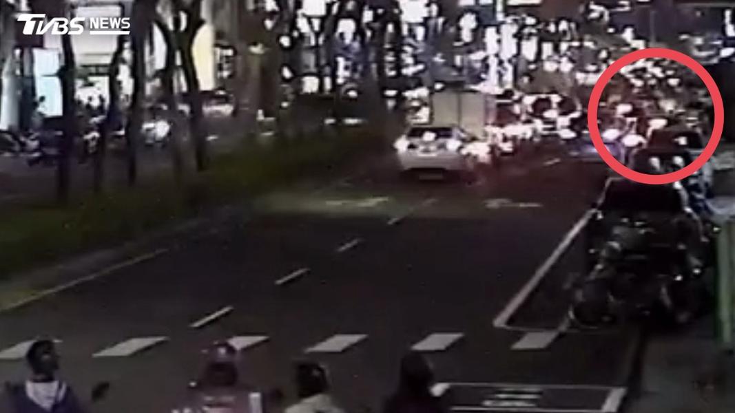 原來肇事的特斯拉,剛從路邊起步就失控,為了避免波及無辜,他選擇衝上人行道,但仍往前衝撞了近百公尺。(圖/TVBS)