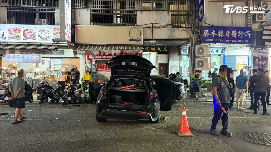 還好特斯拉通過綠燈的三多路沒有撞到其他車輛,進到光華夜市也因撞上賓士車停止,避免波及無辜。(圖/TVBS)