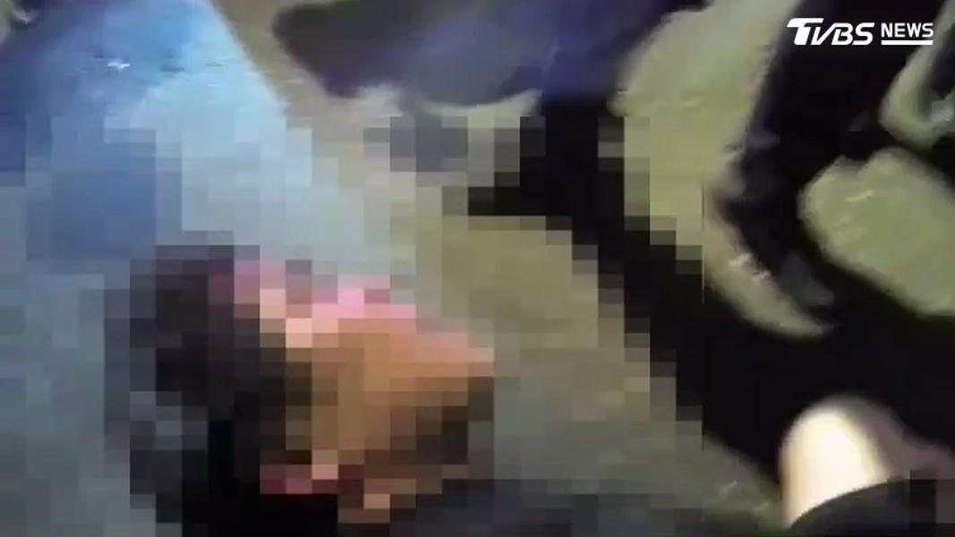 古姓男子涉嫌毒駕沿路衝撞,員警依警械使用條例開4槍射擊車輪,最終在兩名義消的協助下順利破窗,將古男壓制逮捕(圖/TVBS)