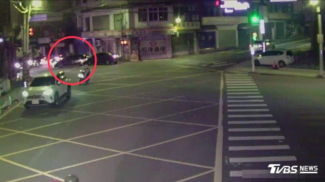 古男涉肇逃拒檢,倒車衝撞後方車輛後逃逸。(圖/TVBS)