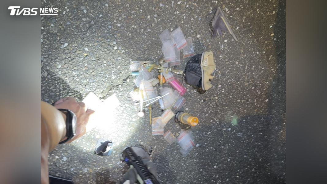 警方於古男車內查扣安非他命吸食器、分裝袋及毒品殘渣等證物。(圖/TVBS)