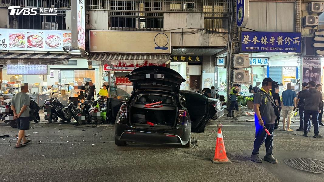 現場一片狼藉,警方接獲通報趕往現場。(圖/TVBS)