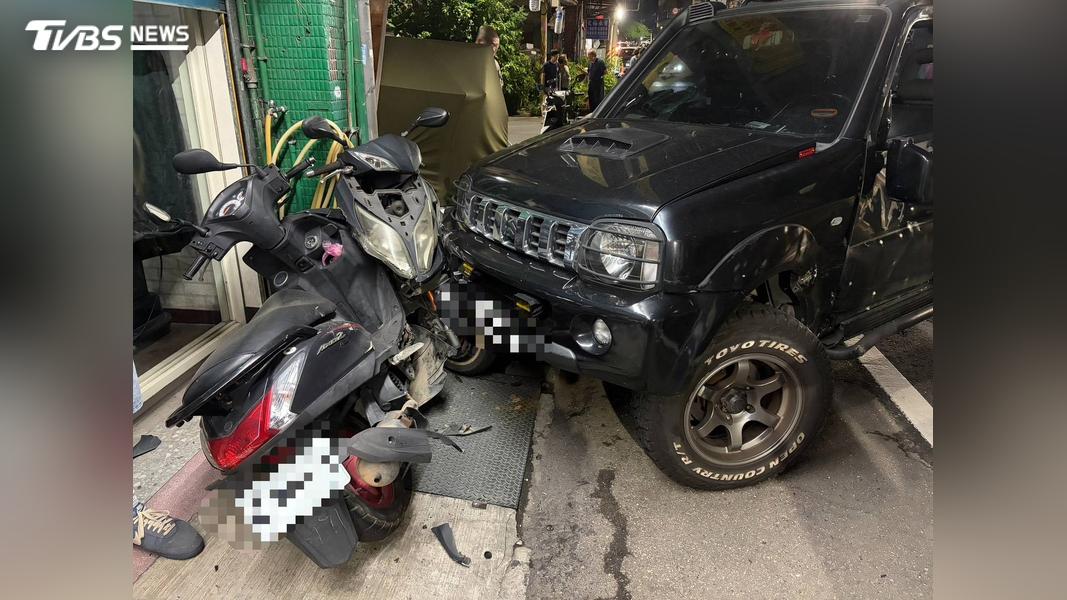 路口碰撞騎士 轎車滑行毀6機車再撞冰店