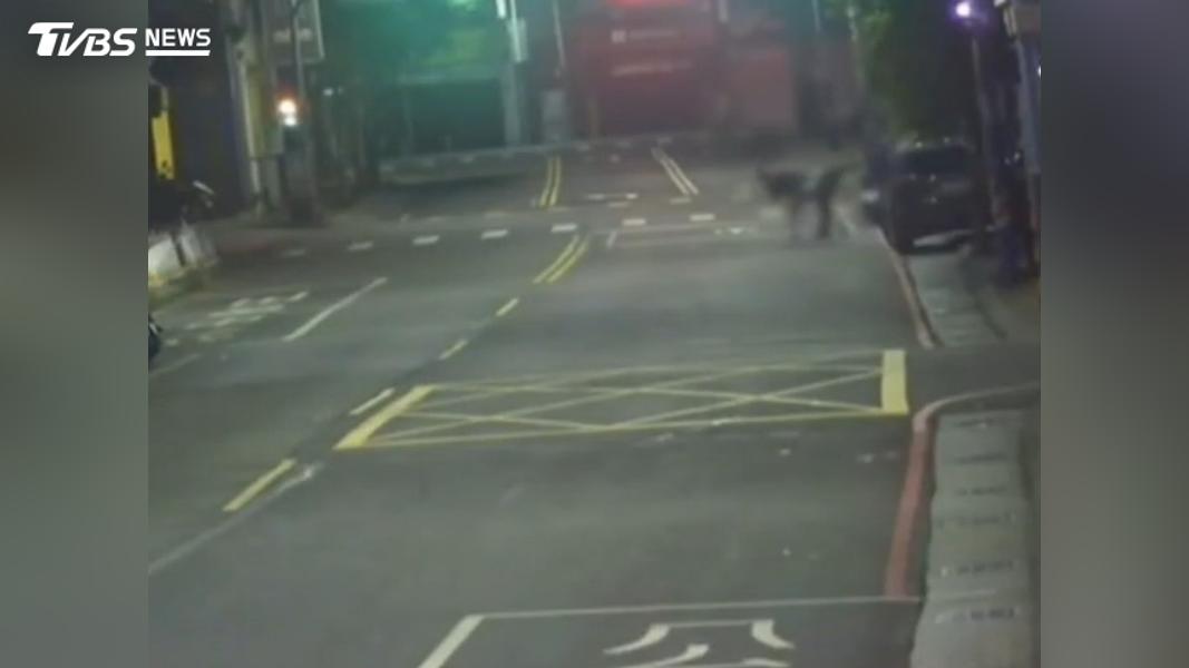 2男街頭上扭打驚動警到場,竟是好友酒後口角,「摔角」較勁遭送辦。(圖/TVBS)