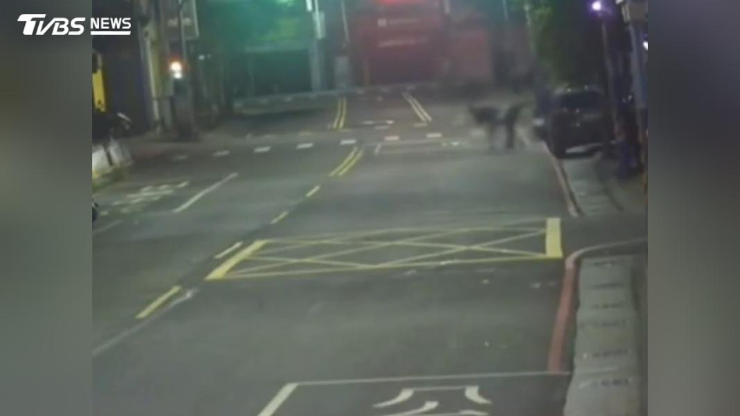 2男街頭扭打 好友酒後「摔角」遭送辦