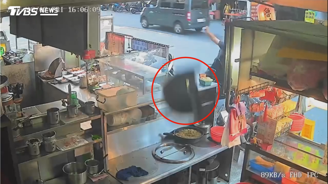 丟安全帽的就是便當店老闆的兒子,用力砸向滷味攤內,還把監視器撞偏了(圖/翻攝Threads@waizuuuuu)