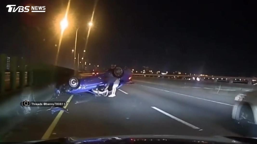 台74線跑車翻覆四輪朝天!22歲男超車失控 車撞爛人沒事。(圖/民眾提供)