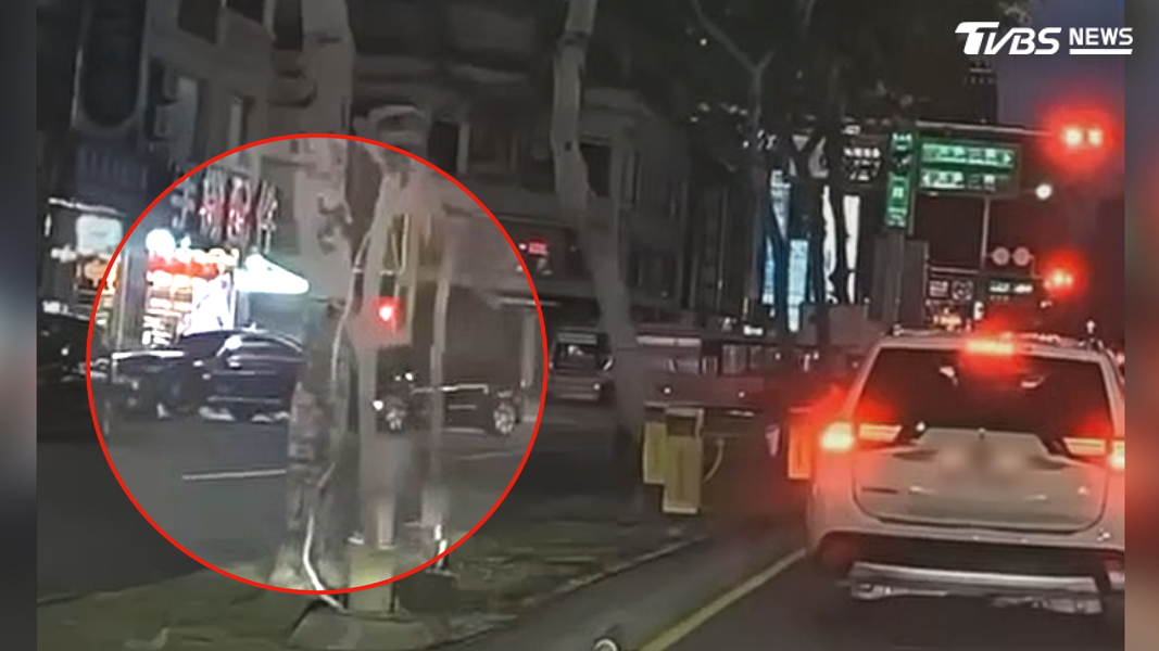 特斯拉狂撞13車 800萬賓士擋下