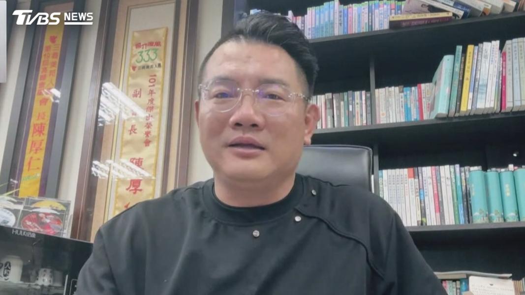 陳厚仁一行人車子熄火停路邊,剛過馬路要去覓食,沒多久就傳出撞擊聲,陳厚仁表示幸好撞到我的車,不然後面剛好夜市,最少幾十條人命(圖/TVBS)