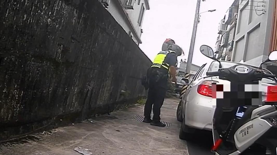 該車停留巷弄許久,擋住去路,警遂上前攔查。(圖/警方提供)