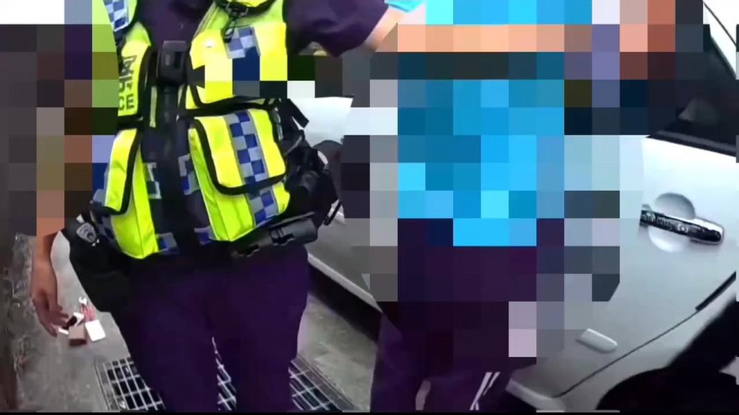 盤查期間,菸彈從男子包包掉出,秒遭警方識破。(圖/警方提供)