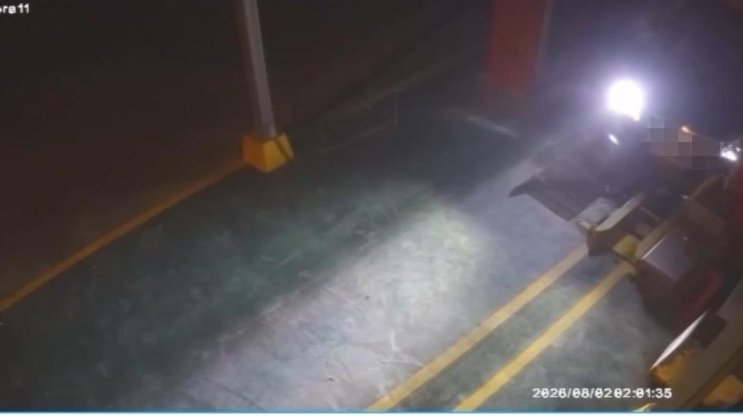 男子闖進加油站洗車運輸帶,硬是擠出來,破壞財物。(圖/TVBS)