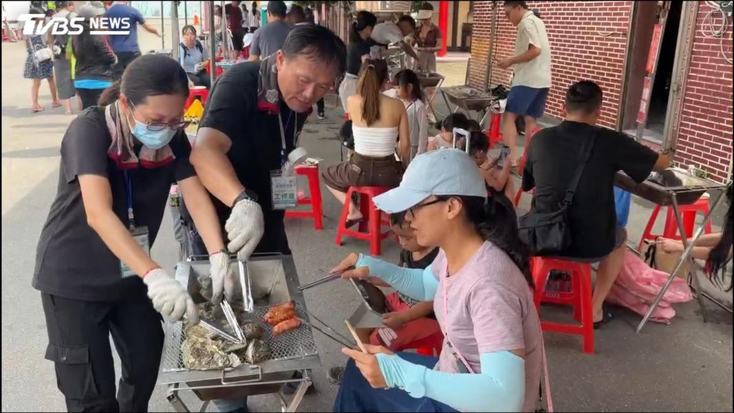 白海豚颱風沒在怕!王功烤蚵節2千人嗨翻 宜蘭人:來躲颱風(圖/TVBS)