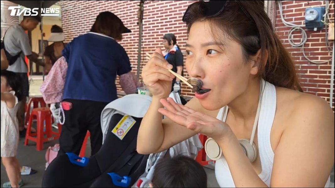 白海豚颱風沒在怕!王功烤蚵節2千人嗨翻 宜蘭人:來躲颱風(圖/TVBS)