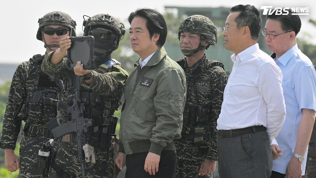 賴清德一邊聽取官兵講解相關任務,也同步觀看TAK畫面。(圖/胡瑞麒攝)