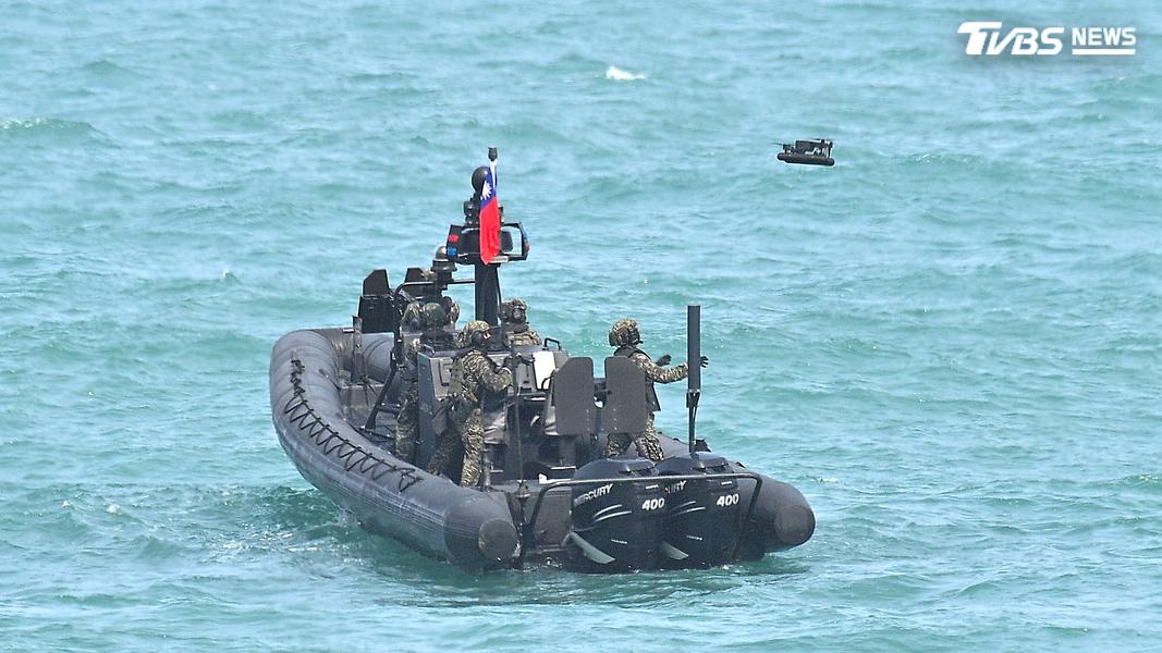 海軍陸戰隊出動4艘M109突擊艇,並在艇上施放小型監偵無人機以掌握敵軍目標。(圖/胡瑞麒攝)
