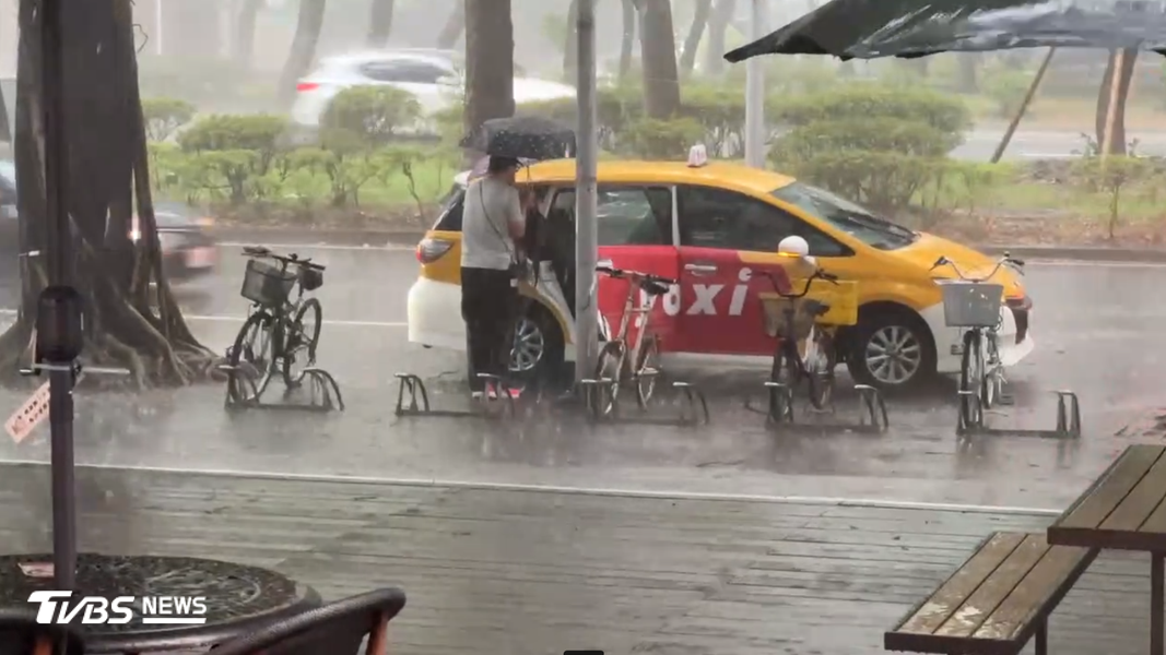 天氣/雙北下暴雨!白海豚暴風圈逼近