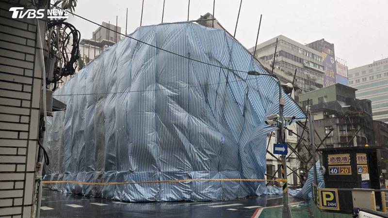 白海豚颱風發威!北市中山工地「整片圍籬」倒塌砸2車