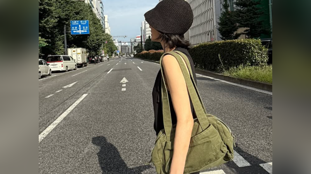宋慧喬在東京背的包包是韓國近年熱門的品牌「NONYMOUSAA」。(圖/翻攝自IG@kyo1122)