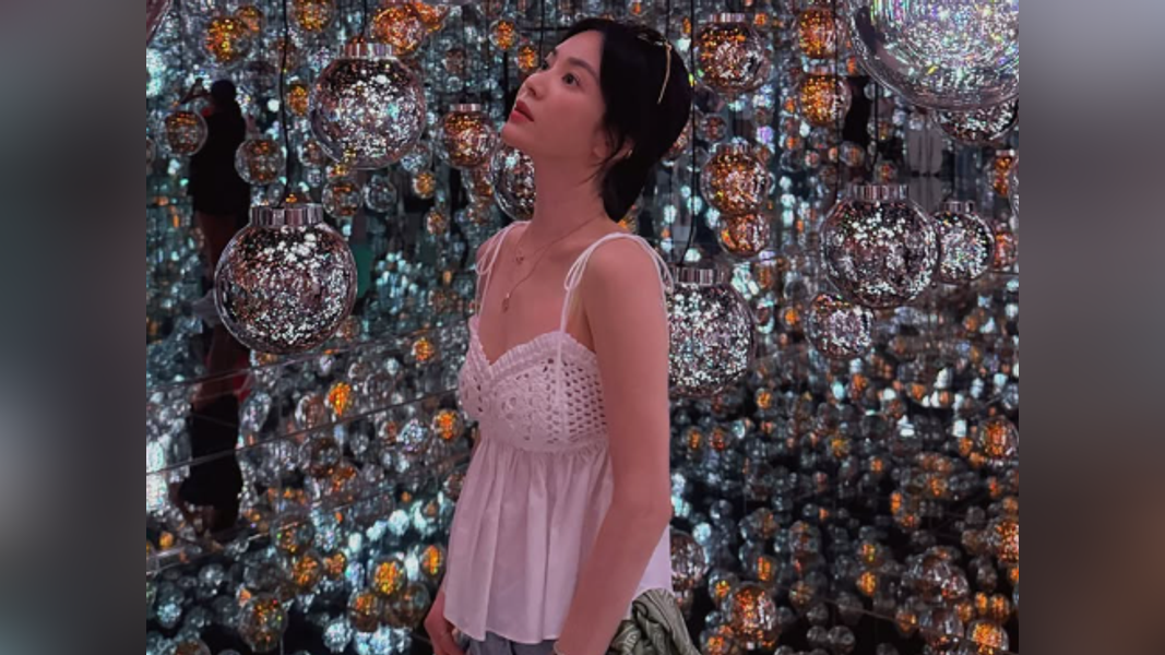 宋慧喬穿著純白色細肩帶背心,展現出仙女般的氛圍。(圖/翻攝自IG@kyo1122)