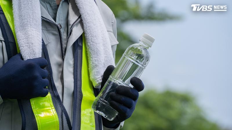 穿風扇衣仍難擋近40度高溫! 日網路工人疑中暑「熱到死」