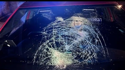 現世報!暴徒海量玻璃瓶砸爆警車「擋風玻璃」 他秒被捕