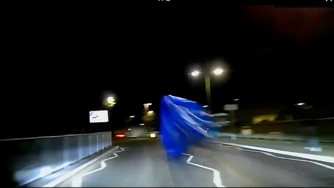 弗雷澤突然向行駛中的警車狠扔一袋玻璃瓶。(圖/翻攝自每日郵報)