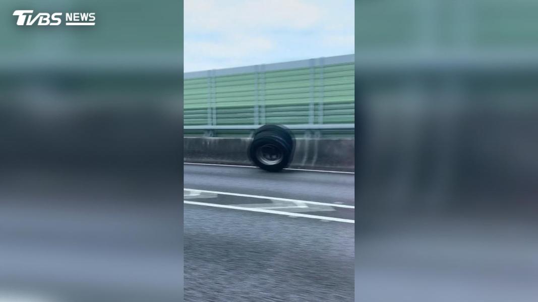 台74線驚見「風火輪」狂滾!貨車輪胎噴飛冒火 特斯拉急閃險撞